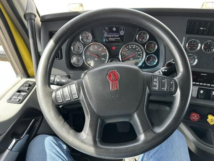 2021 Kenworth T680 — photo 7