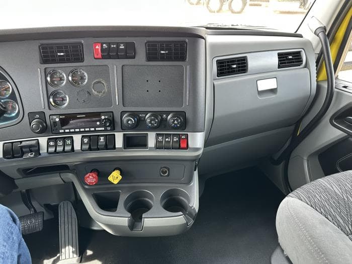 2021 Kenworth T680 — photo 8