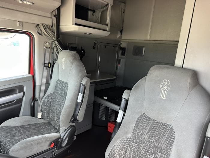 2021 Kenworth T680 — photo 10