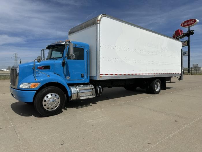 2020 Peterbilt 337 — photo 2