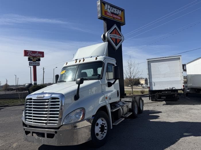 2019 Freightliner Cascadia — photo 2