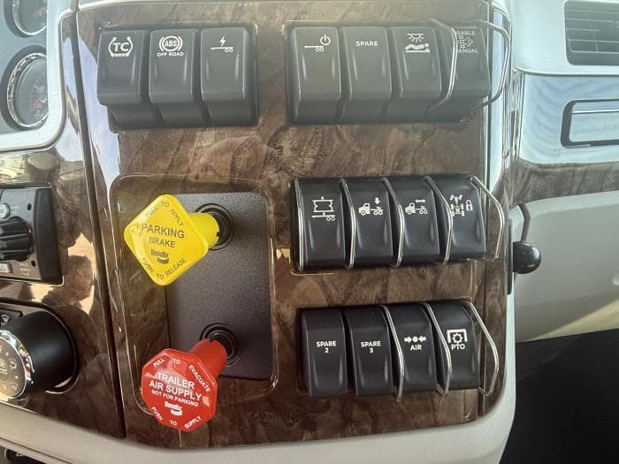 2027 Peterbilt 589 — photo 21