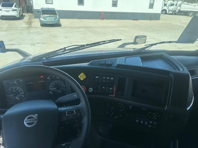 2021 Volvo VNL 760 — photo 2