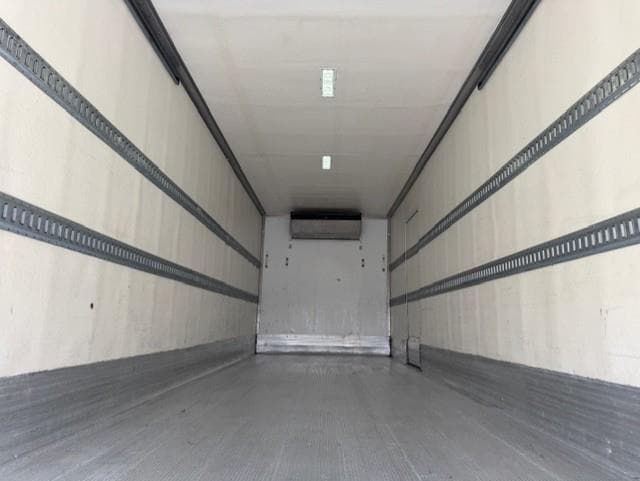 2020 Hino 268 — photo 6