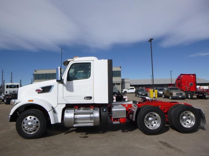 2023 Peterbilt 567 — photo 3