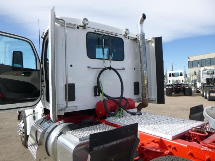 2023 Peterbilt 567 — photo 25