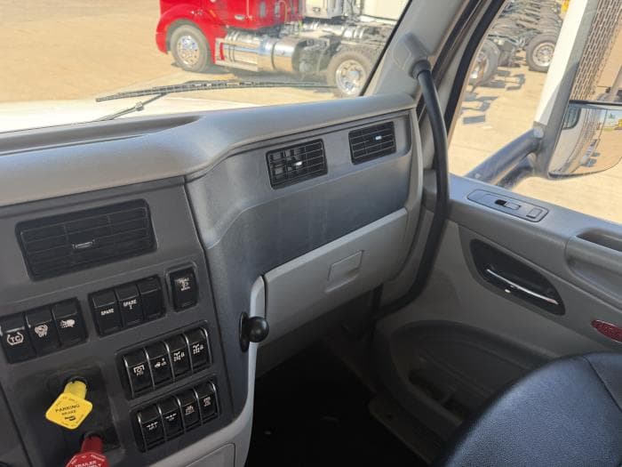 2021 Peterbilt 567 — photo 31