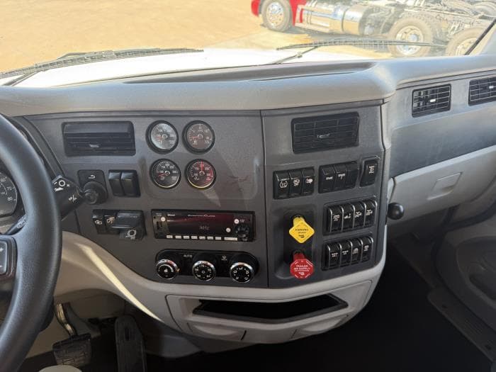 2021 Peterbilt 567 — photo 32