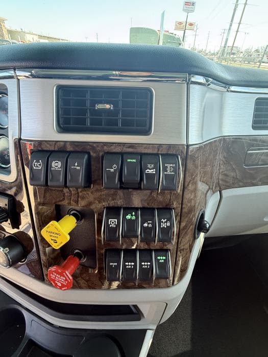 2027 Peterbilt 589 — photo 38