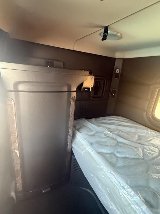 2027 Peterbilt 589 — photo 39