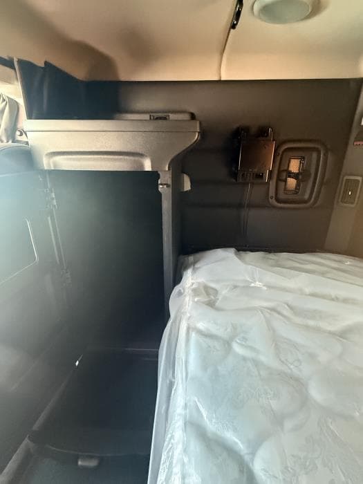 2027 Peterbilt 589 — photo 43