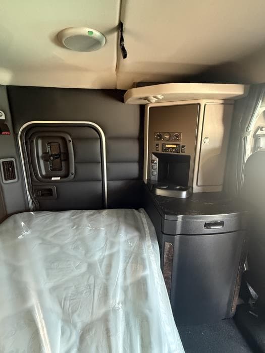 2027 Peterbilt 589 — photo 44