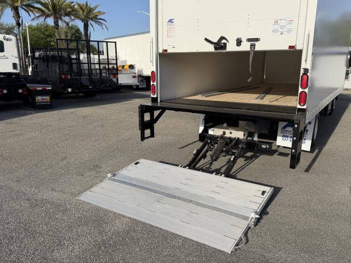 2025 Isuzu NPR — photo 7