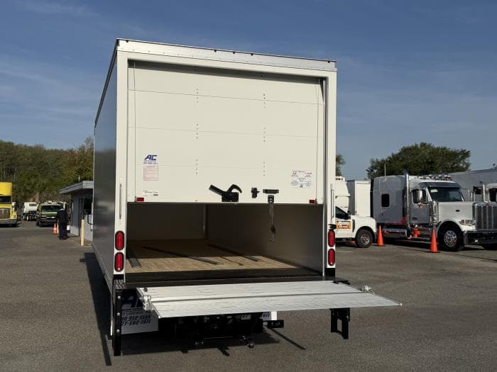 2025 Isuzu NPR — photo 8