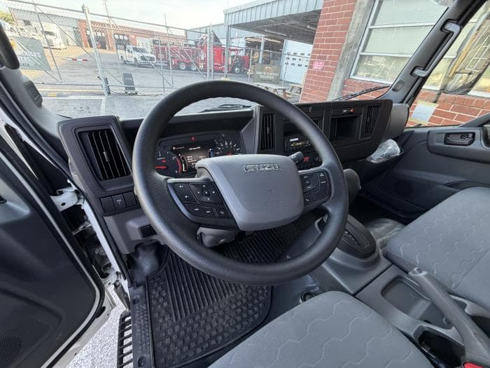 2025 Isuzu NPR — photo 17