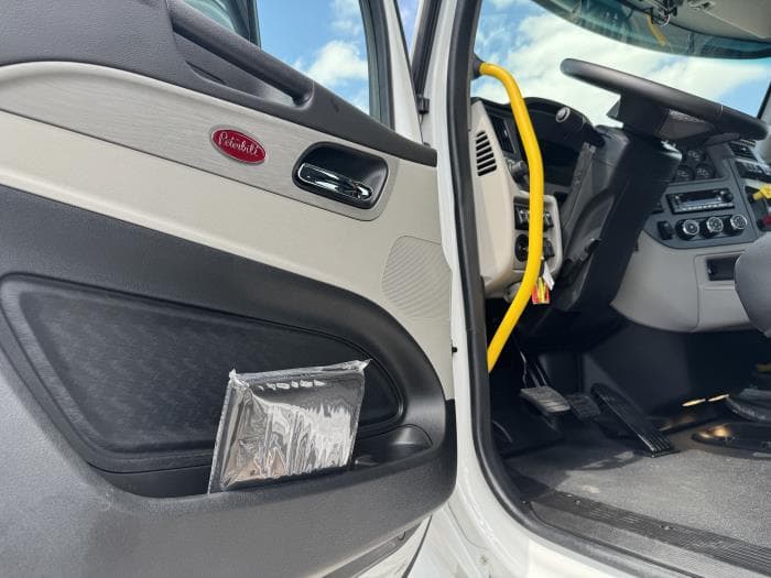 2027 Peterbilt 567 — photo 15