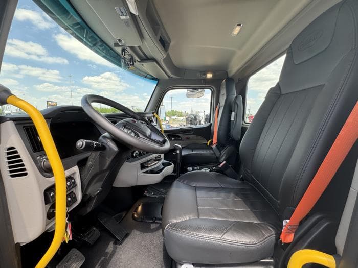 2027 Peterbilt 567 — photo 16