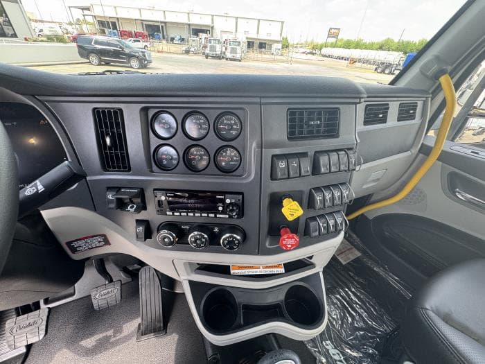 2027 Peterbilt 567 — photo 18
