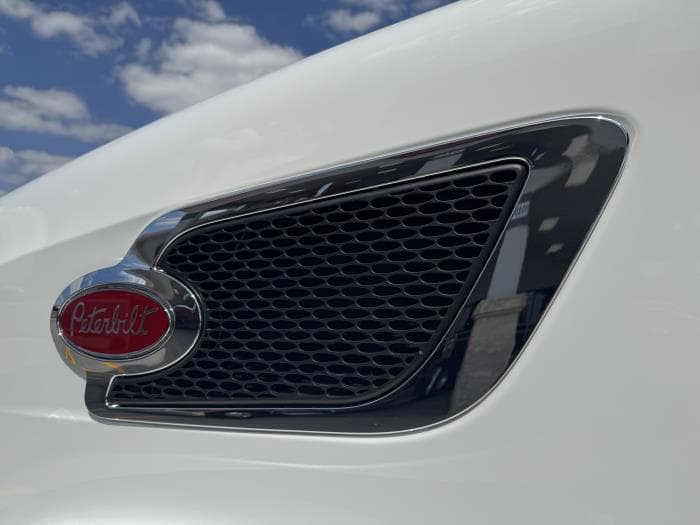 2027 Peterbilt 567 — photo 13