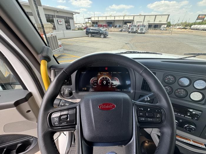 2027 Peterbilt 567 — photo 17