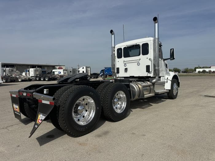 2027 Peterbilt 567 — photo 9