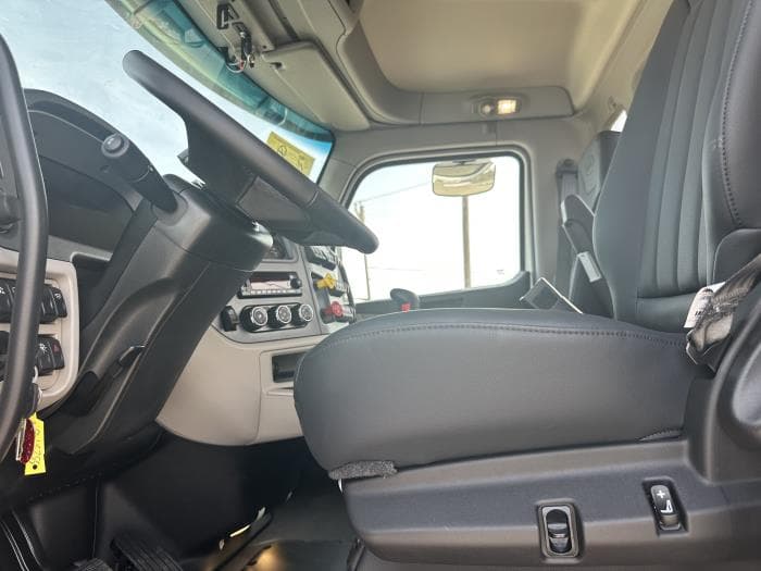 2027 Peterbilt 567 — photo 11