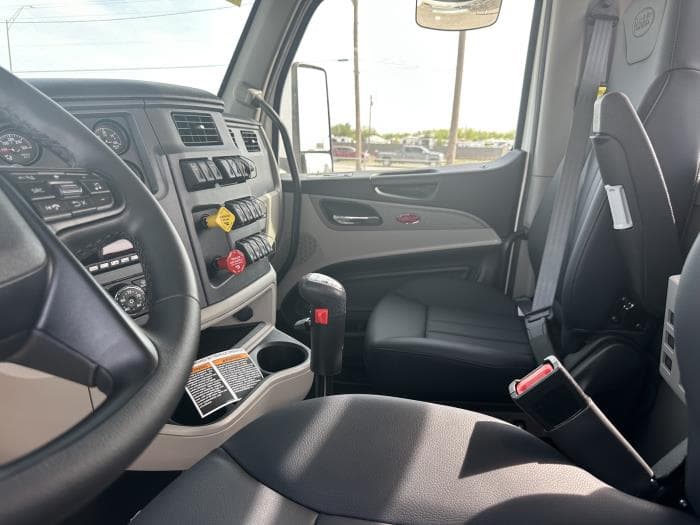 2027 Peterbilt 567 — photo 12