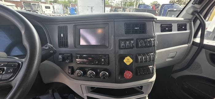 2023 Peterbilt 567 — photo 14