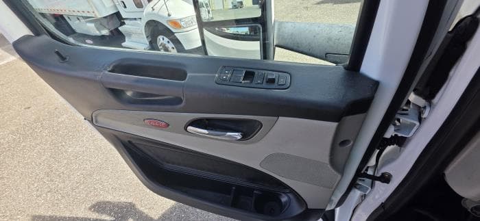 2023 Peterbilt 567 — photo 18