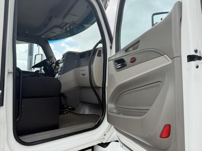 2019 Peterbilt 567 — photo 24