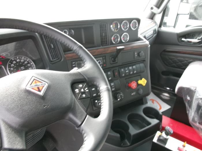 2026 International HX — photo 13