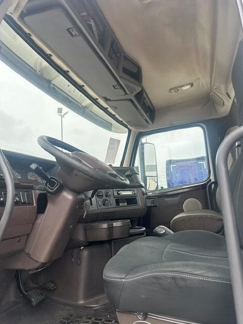 2015 Volvo VNL 300 — photo 13
