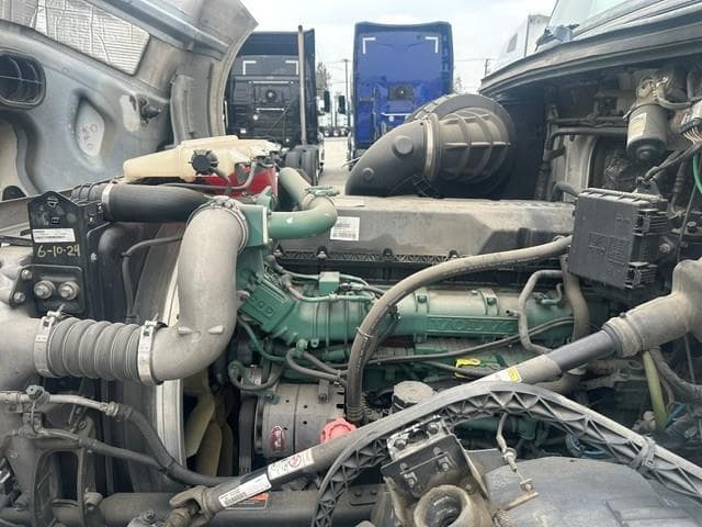 2015 Volvo VNL 300 — photo 16