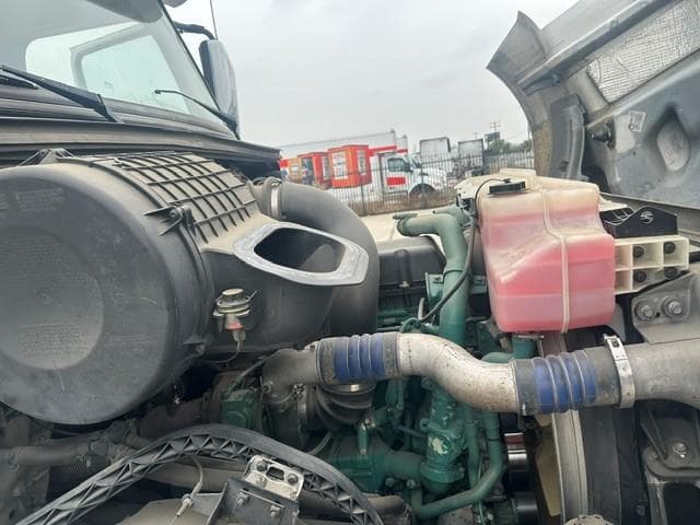 2015 Volvo VNL 300 — photo 17