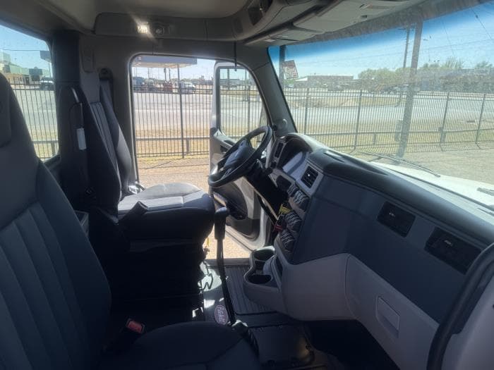 2027 Peterbilt 567 — photo 8