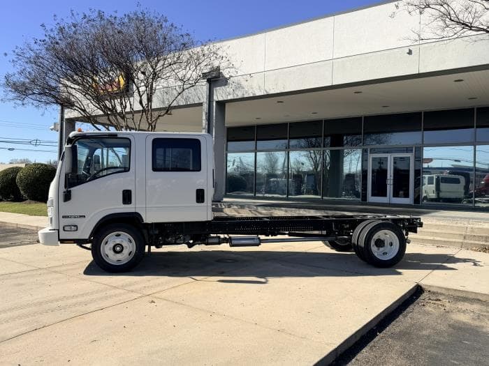 2027 Isuzu NPR — photo 4