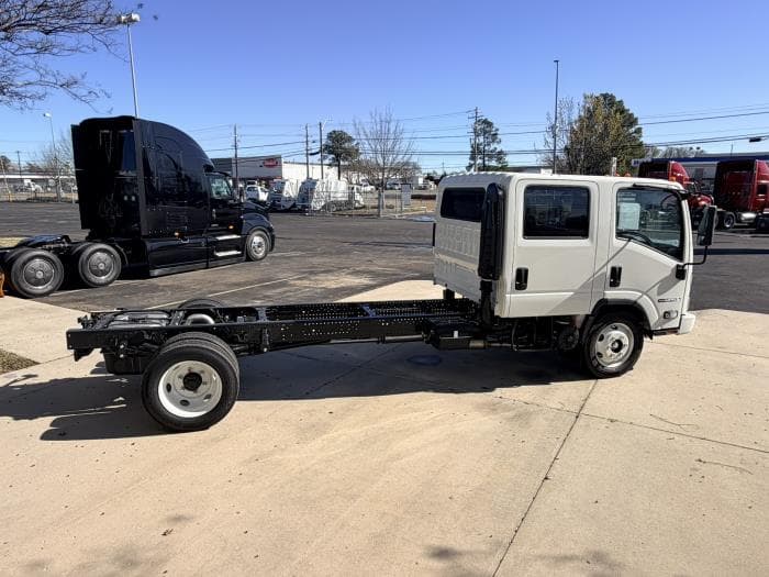 2027 Isuzu NPR — photo 8