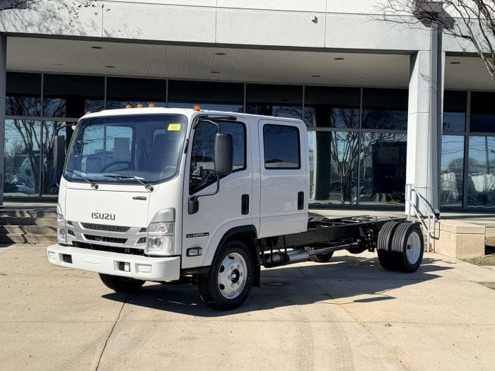 2027 Isuzu NPR — photo 3