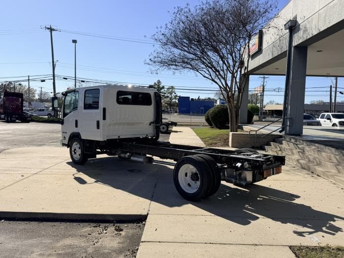 2027 Isuzu NPR — photo 5