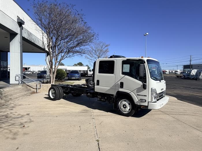 2027 Isuzu NPR — photo 9