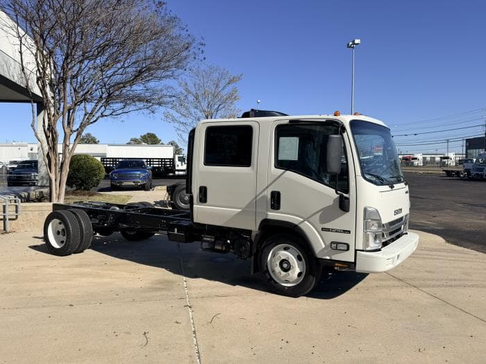 2027 Isuzu NPR — photo 10