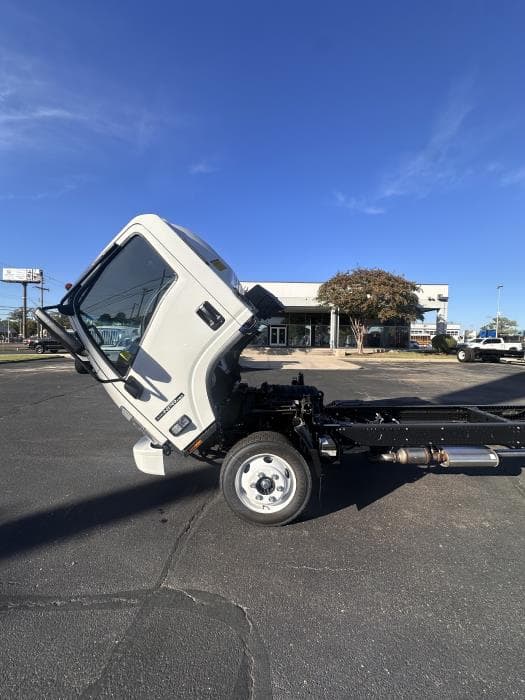 2026 Isuzu NPR — photo 13