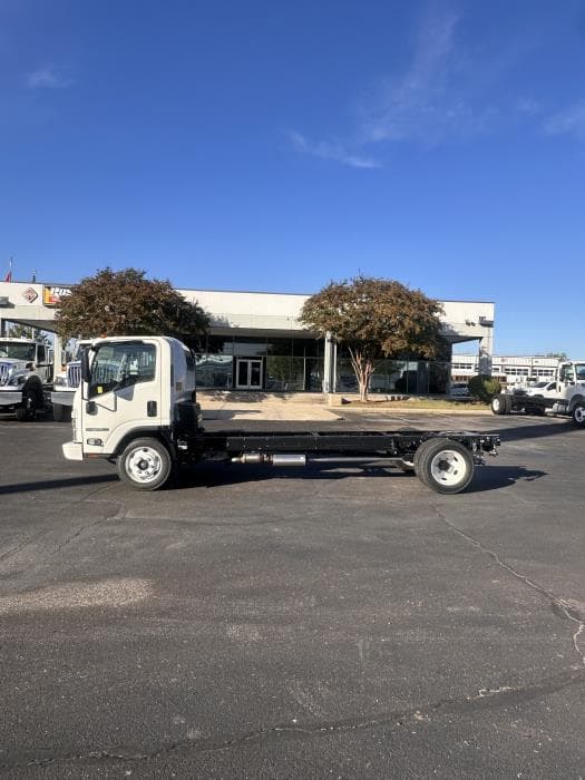 2026 Isuzu NPR — photo 2