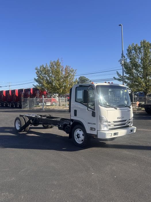 2026 Isuzu NPR — photo 9