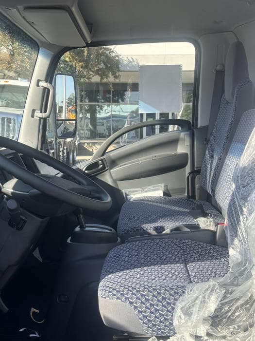 2026 Isuzu NPR — photo 11