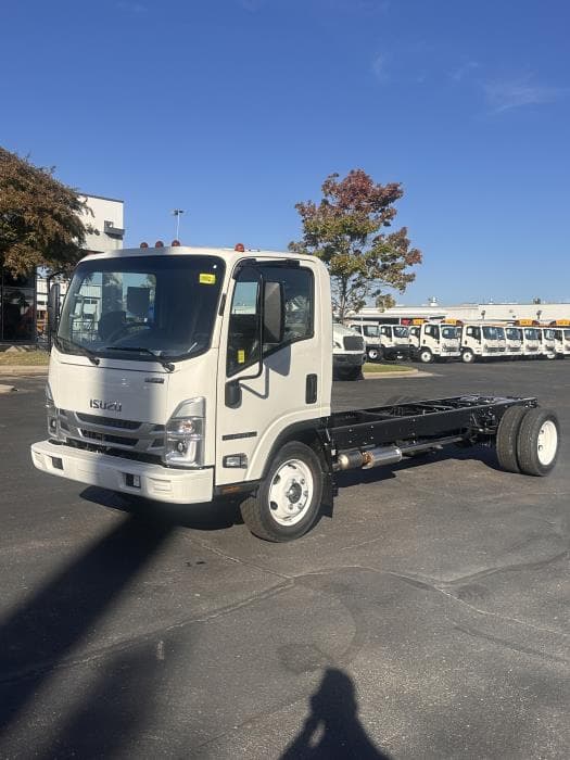2026 Isuzu NPR — photo 3