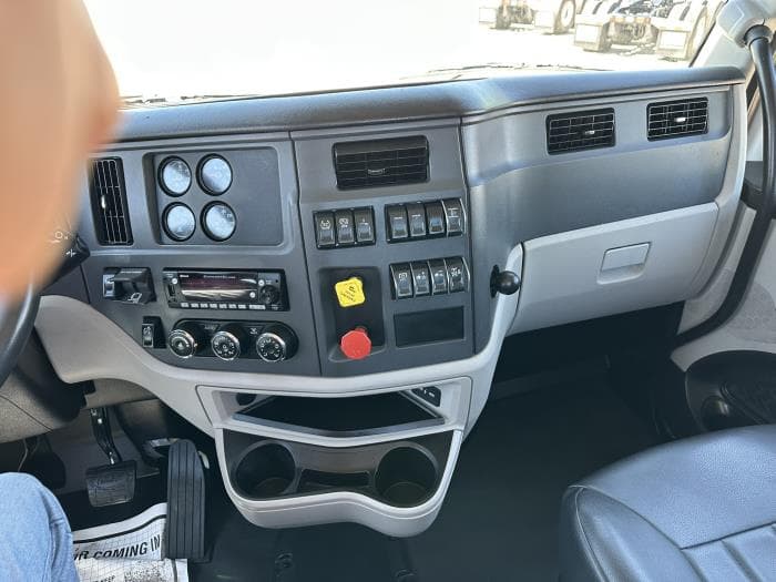 2023 Peterbilt 567 — photo 8
