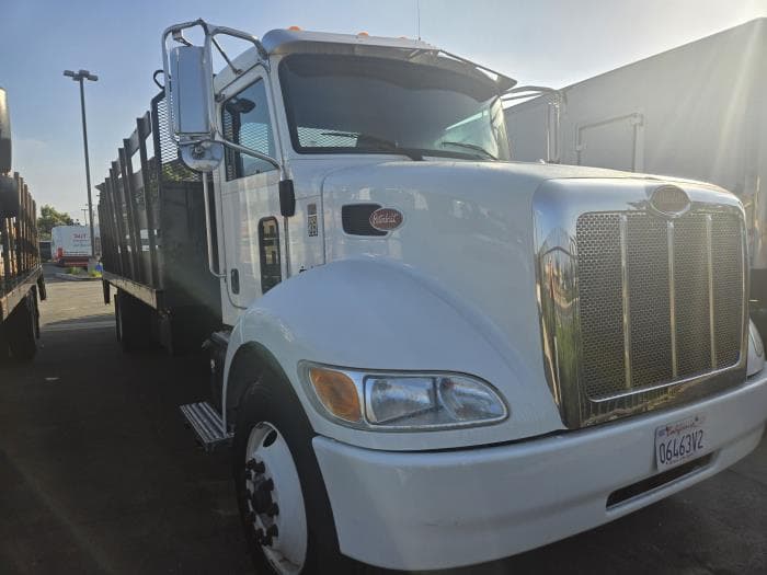 2020 Peterbilt 337 — photo 3
