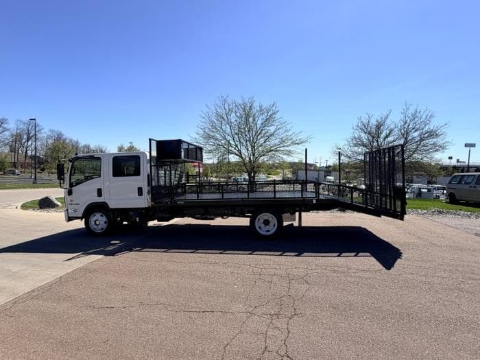 2026 Isuzu NPR — photo 9