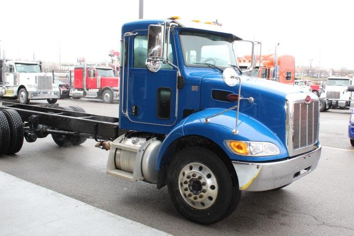 2021 Peterbilt 337 — photo 8